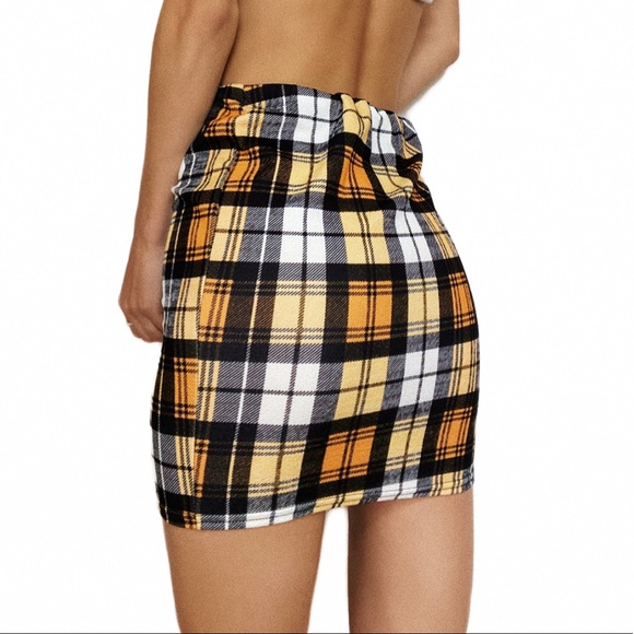 BOOHOO PLAID SKIRT - Picture 2 of 3